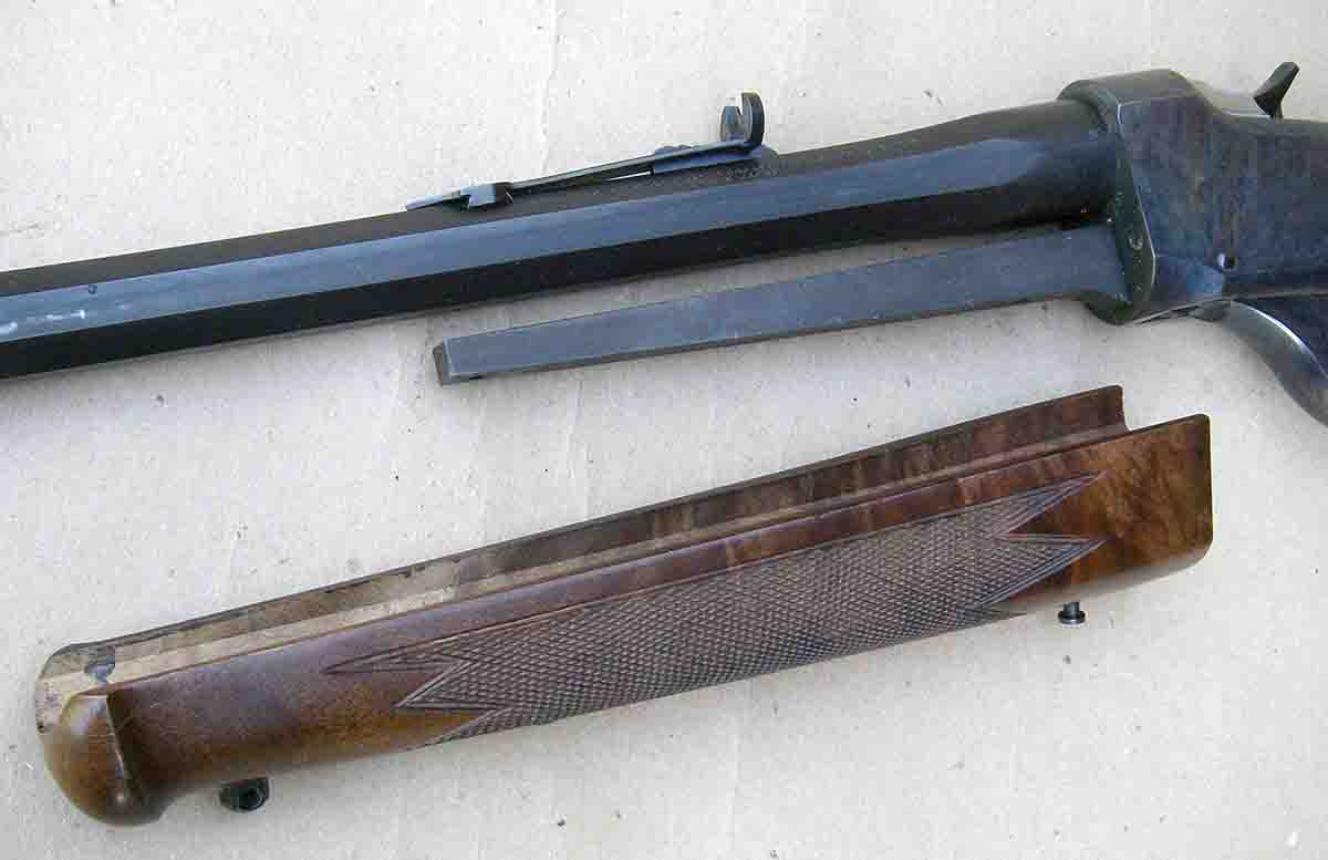 Modern variants feature a forend attached (via two screws) to a steel forend hanger that is mounted to the receiver, resulting in a free-floating barrel.